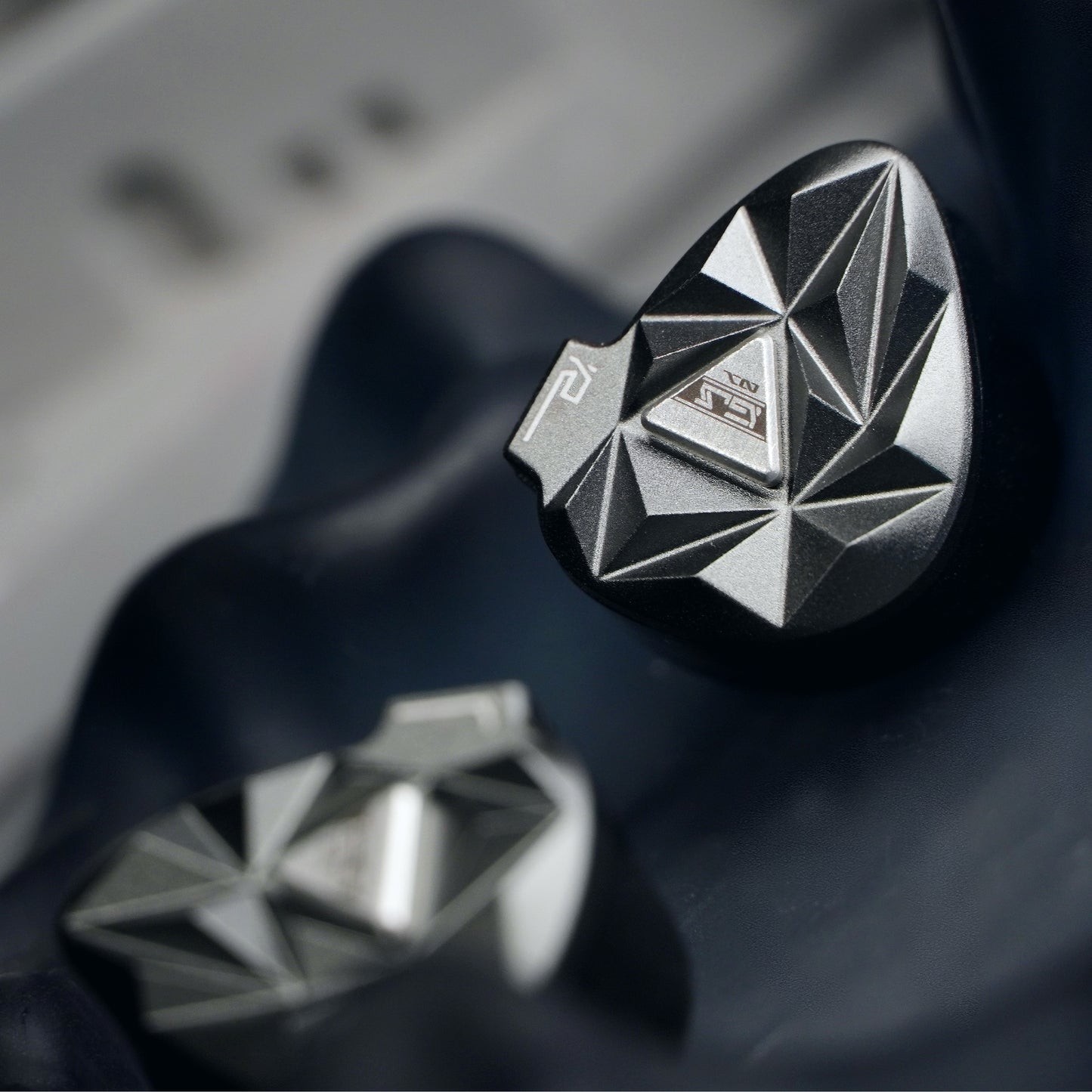 HE GuoJia 10mm Dual Dynamic Driver In-Ear Headphones, 4-Core Oxygen-Free Copper 0.78mm 2-Pin Interchangeable Cable Design